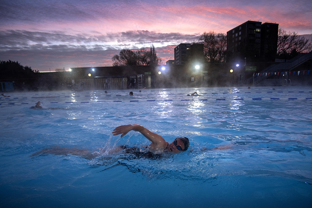 能源价格飞涨英国公共泳池受冲击