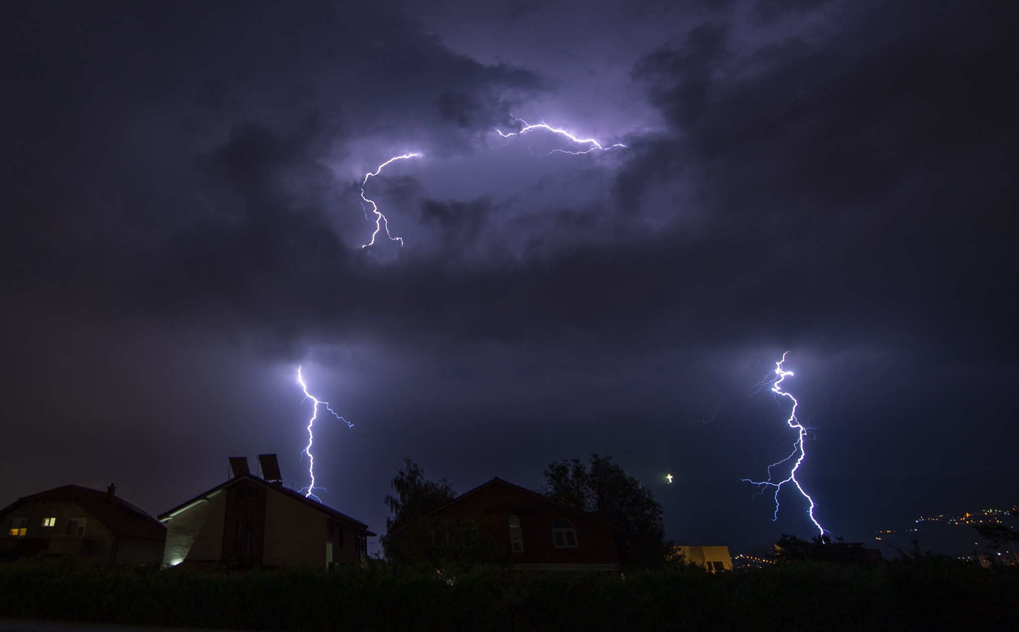 北马其顿斯科普里电闪雷鸣夜空景观宛如大片