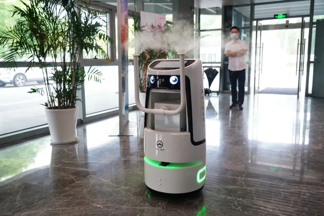 抗疫新力量会乘电梯的消毒机器人上线