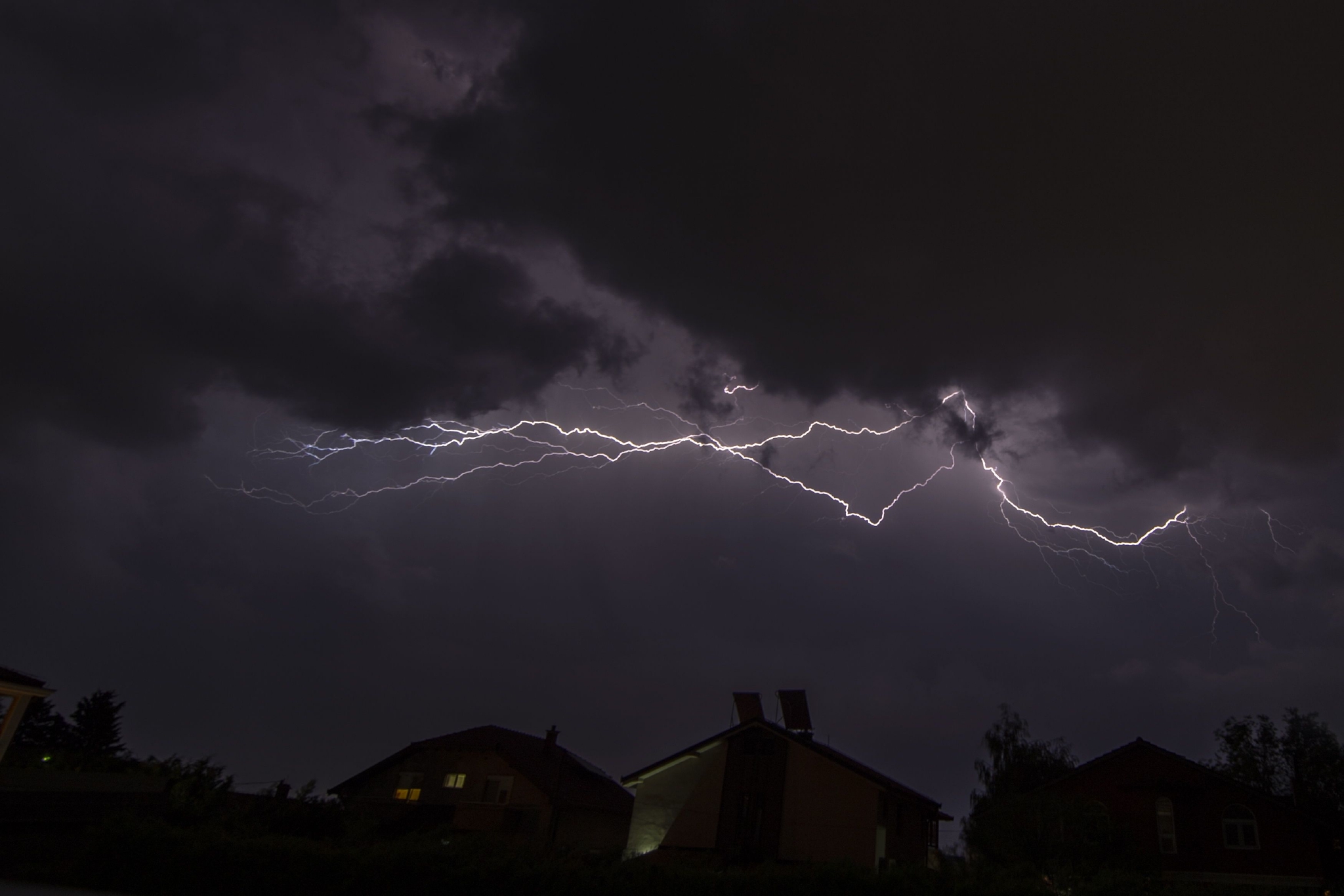 北马其顿斯科普里电闪雷鸣夜空景观宛如大片