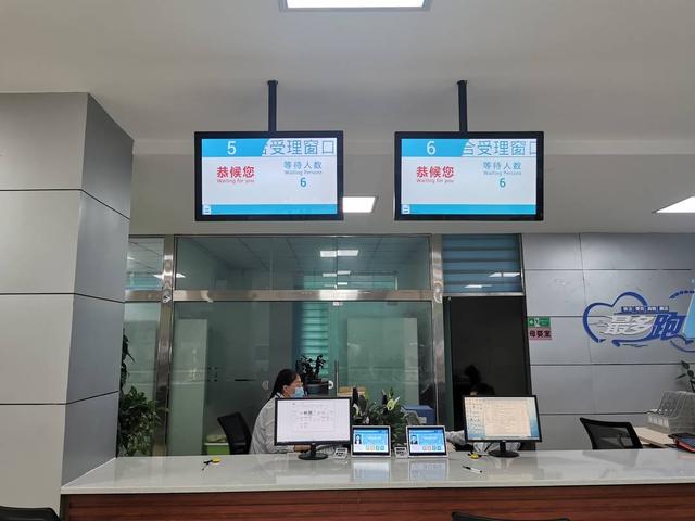 泸县玉蟾街道便民服务中心窗口.伍勇摄