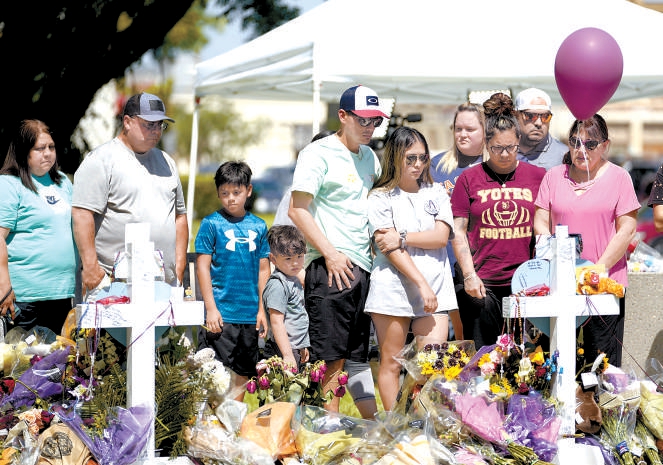 　　5月27日，在美国得克萨斯州南部尤瓦尔迪市的城市广场，市民哀悼枪击事件遇害者。新华社记者 吴晓摄