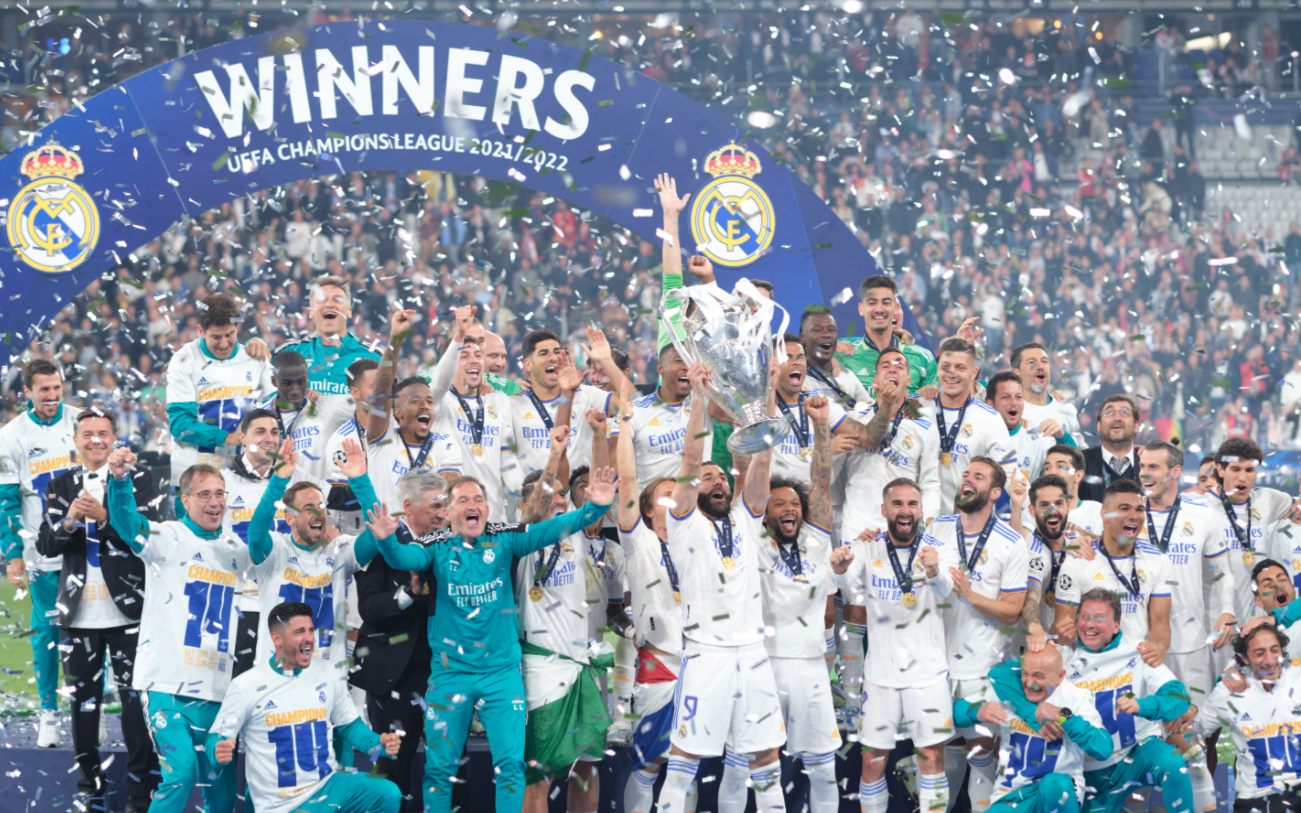 皇马将士在颁奖仪式上庆祝夺冠.&nbsp;&nbsp;图/新华社