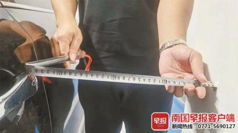 经现场测量,车门与墙的距离约为35厘米.