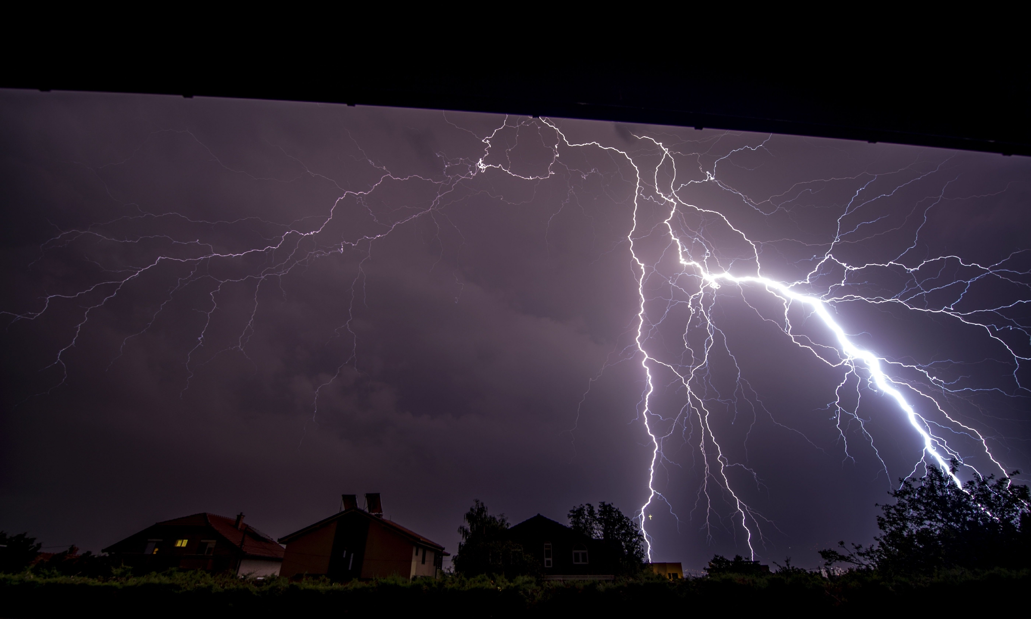 北马其顿斯科普里电闪雷鸣夜空景观宛如大片