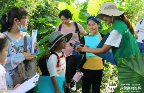 华侨城湿地自然学校志愿者正在开展自然教育