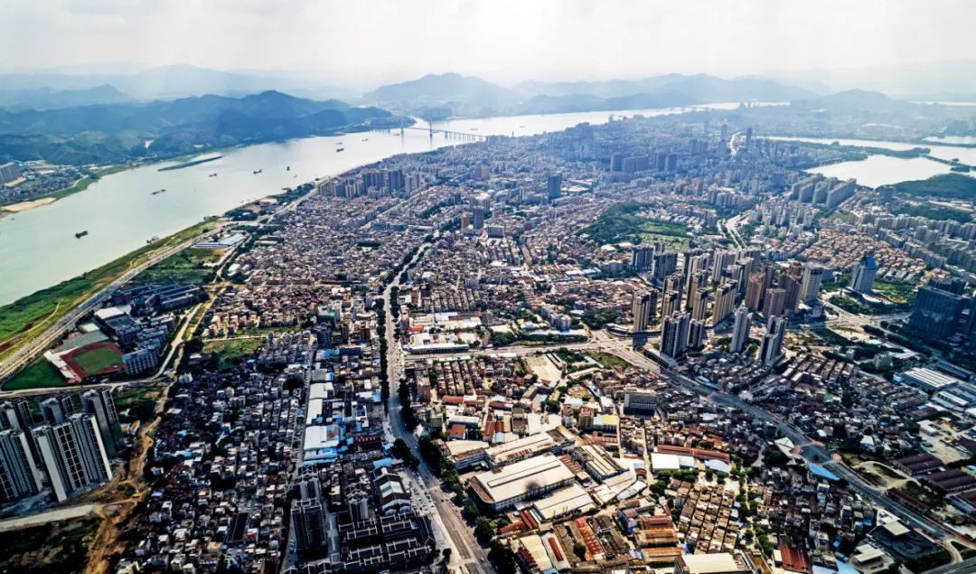 广东肇庆城市一角。截至2020年底,肇庆下辖的广宁县隐性债务全部清零,成为肇庆首个无隐形债务示范县。图/视觉中国