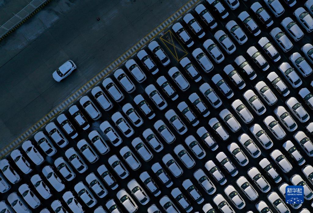  2021年1月29日，一辆运送中的商品车行驶在大连港汽车码头（无人机照片）。新华社记者 姚剑锋 摄