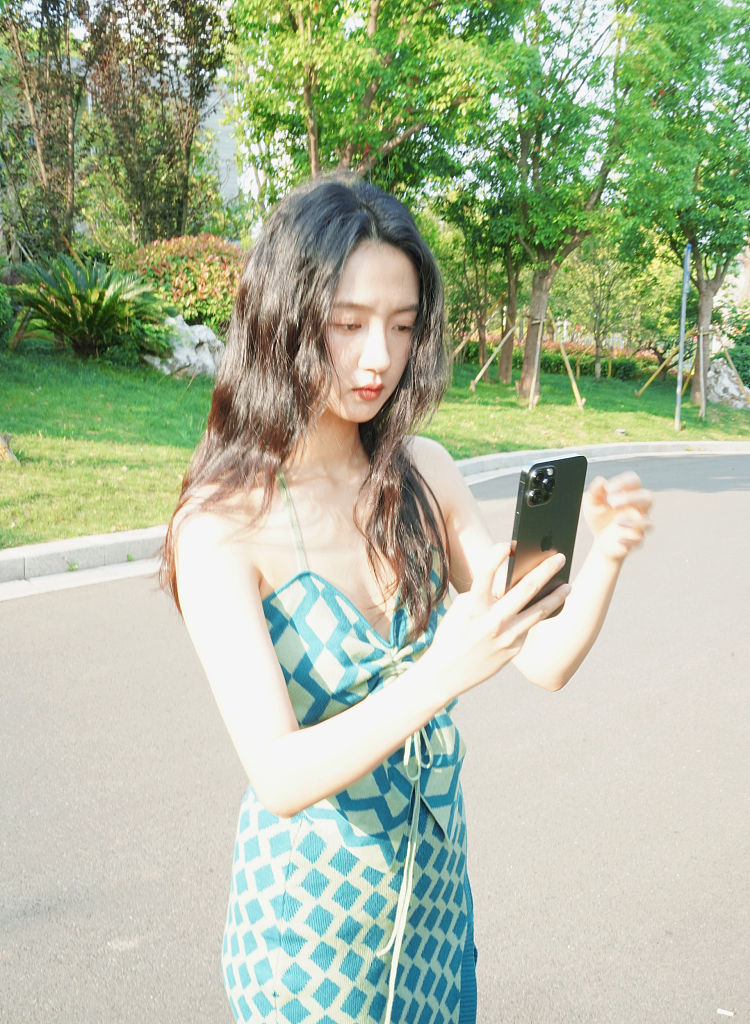 许龄月发布小清新风格随拍写真 穿挂脖吊带配短裙甜美吸睛