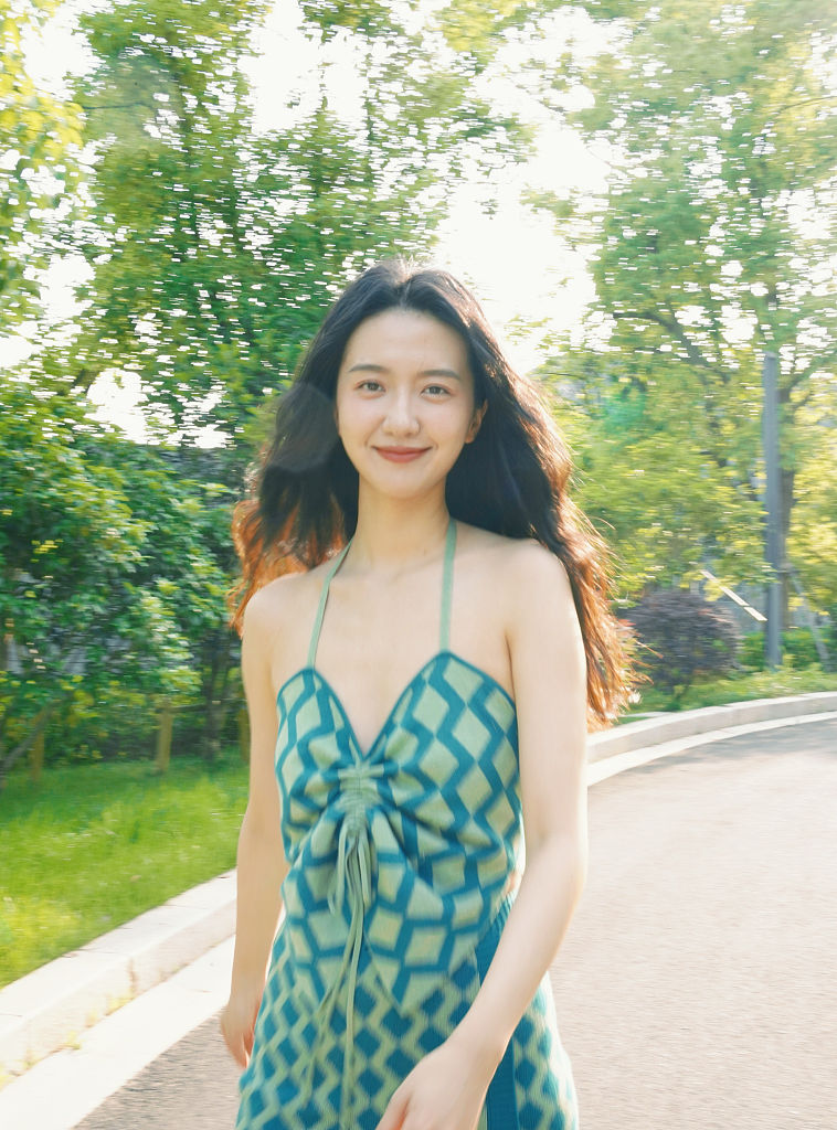 许龄月发布小清新风格随拍写真 穿挂脖吊带配短裙甜美吸睛_高清图集