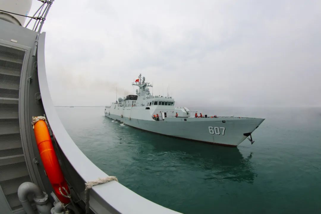 一场实战化训练随即拉开战幕奔赴黄海某海域黄石舰,东营舰闻令而动