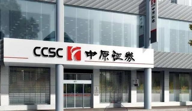 他的学历很高,拿到了管理学硕士的学位,他还曾考取过会计师,经济师