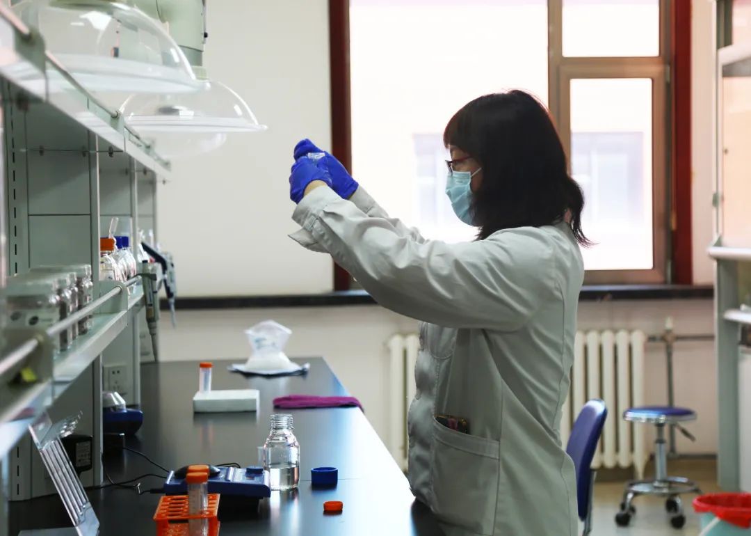 河北省药品医疗器械检验研究院实验室质检人员对一款婴儿痱子粉及某