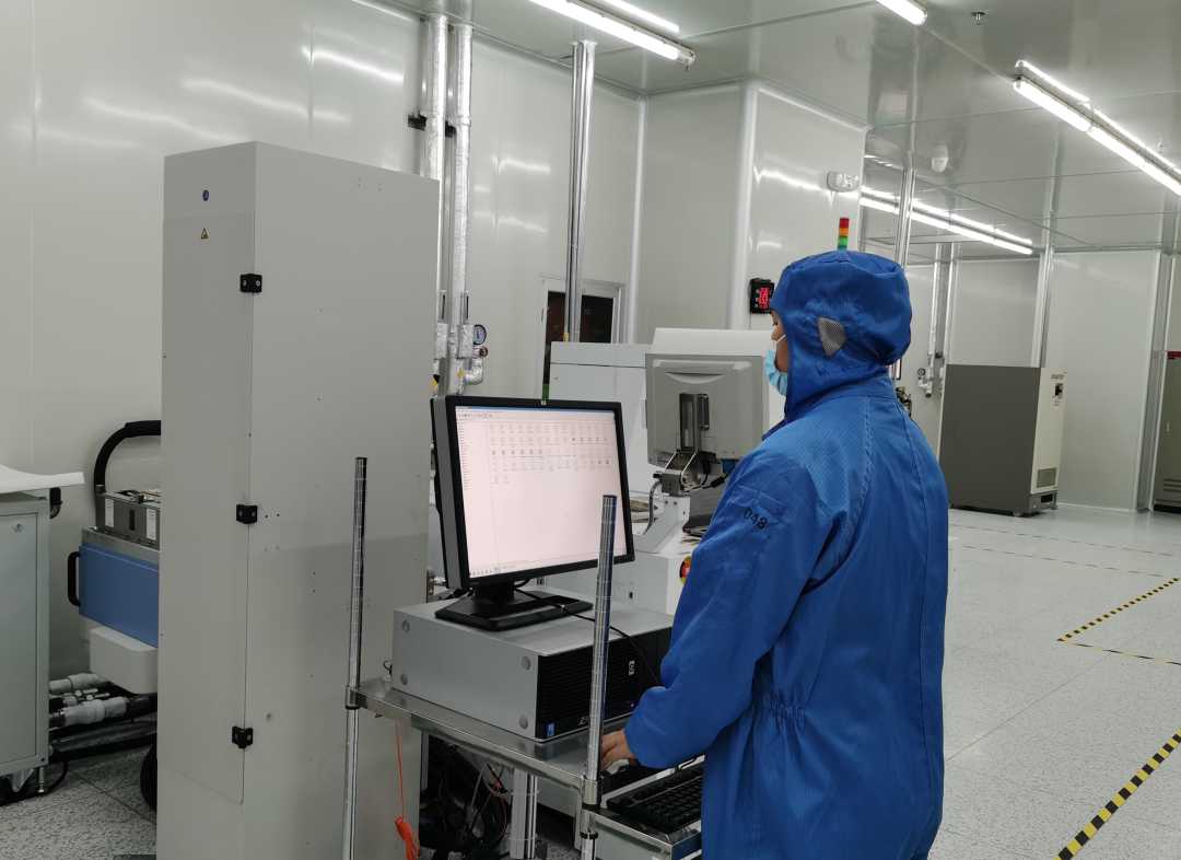 图为深圳市集成电路设计龙岗服务平台,技术人员正在开展测试工作.