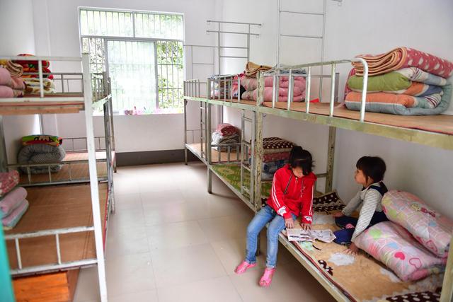 弄勇小学学生在新宿舍里看书(2019年5月8日摄).新华社记者 黄孝邦 摄