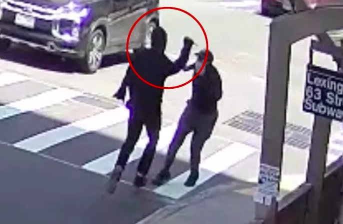 蒙面男子在纽约街头随机伤人海外网5月30日电据美国福克斯新闻网报道，美国纽约市警察局26日公布一段视频显示，一名29岁男子在曼哈顿街道行走时，被一蒙面黑衣男子持刀袭击，背部和左臂中数刀。警方表示，有目