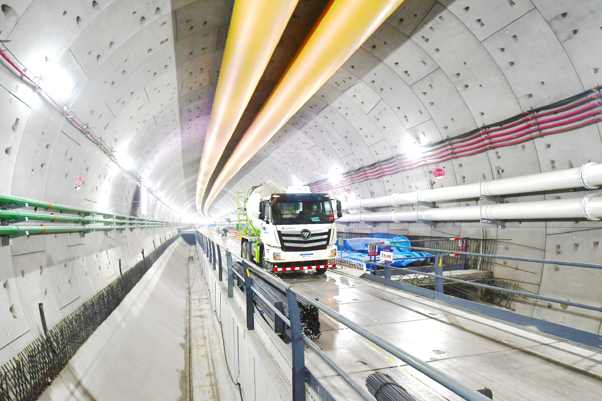 "京华号"盾构机掘进突破3668米,施工车辆在隧道内忙碌作业.