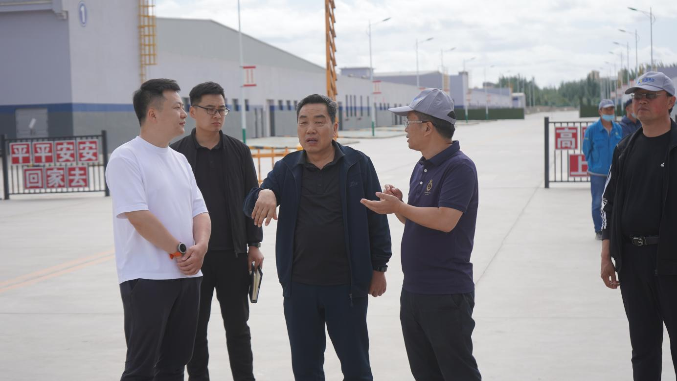 范宝军委员在车间现场听取了项目相关情况汇报,并与投入到复工复产的