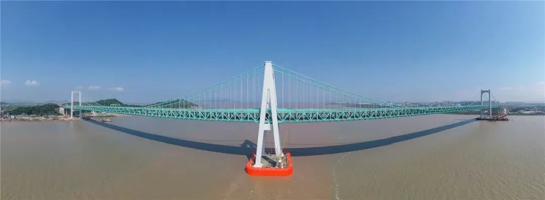 世界首座三塔四跨双层钢桁梁悬索桥建成通车