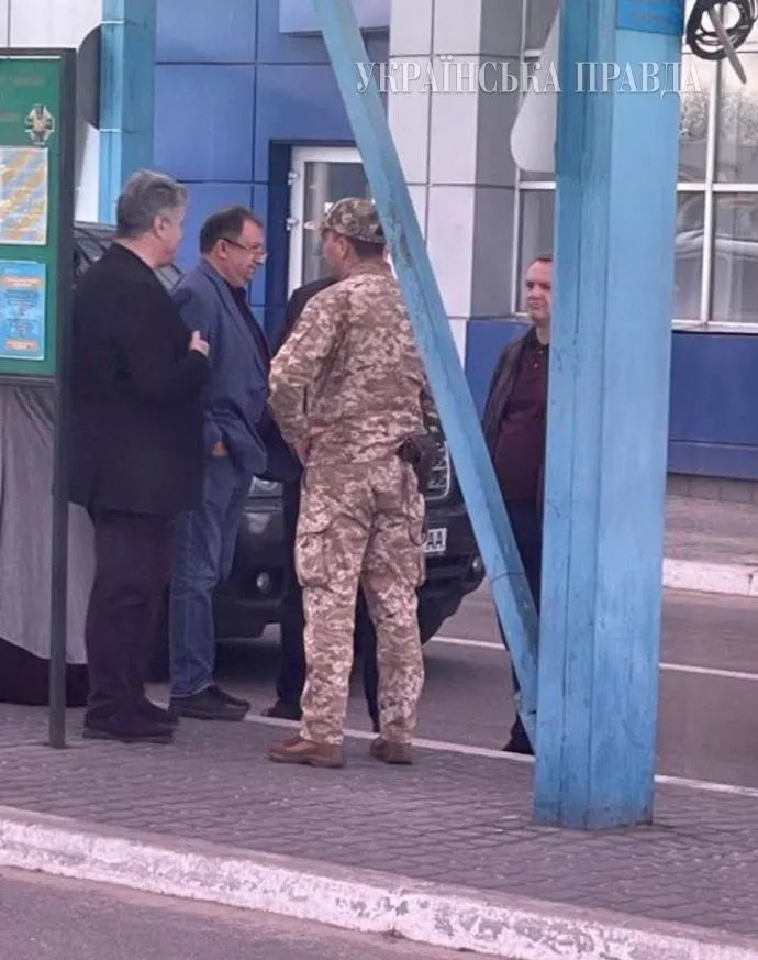 波罗申科28日曾出现在利沃夫西部的拉瓦-鲁斯卡过境点。图源：《乌克兰真理报》