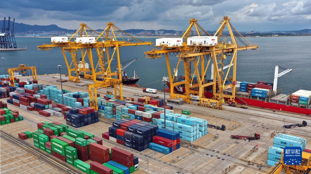 2020年9月24日，货轮在大连港大连集装箱码头有限公司港口装卸集装箱（无人机照片）。新华社记者 姚剑锋 摄
