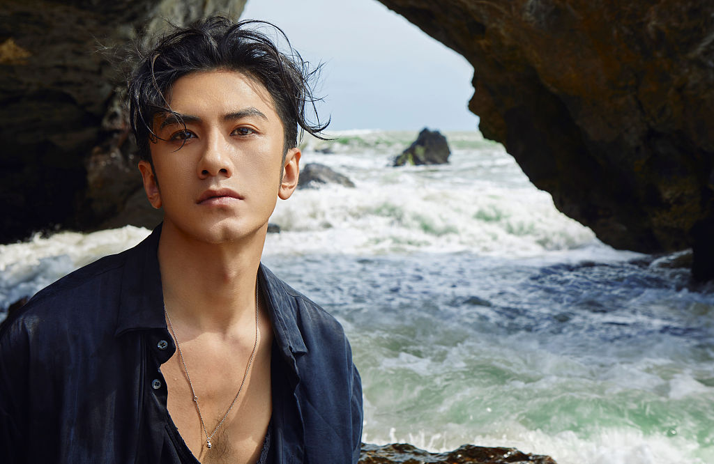 肖顺尧晒海边库存写真 蓝色衬衫内搭低领背心型男范_高清图集_新浪网