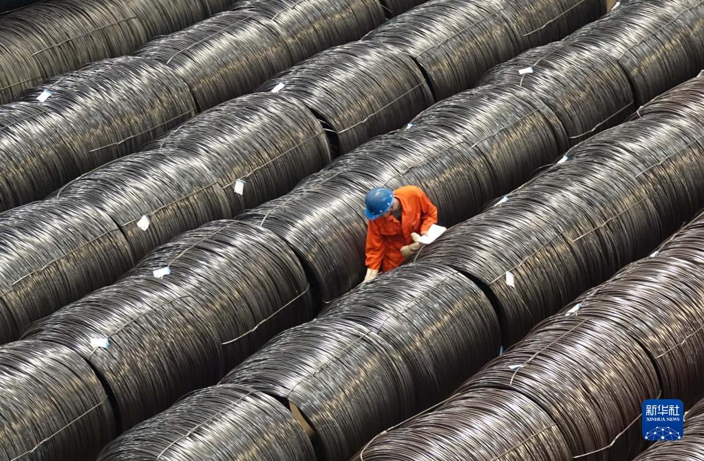 2017年5月15日，东北特钢集团工作人员在核对入库的合金钢大盘重线材产品标识。新华社发（刘德斌 摄）