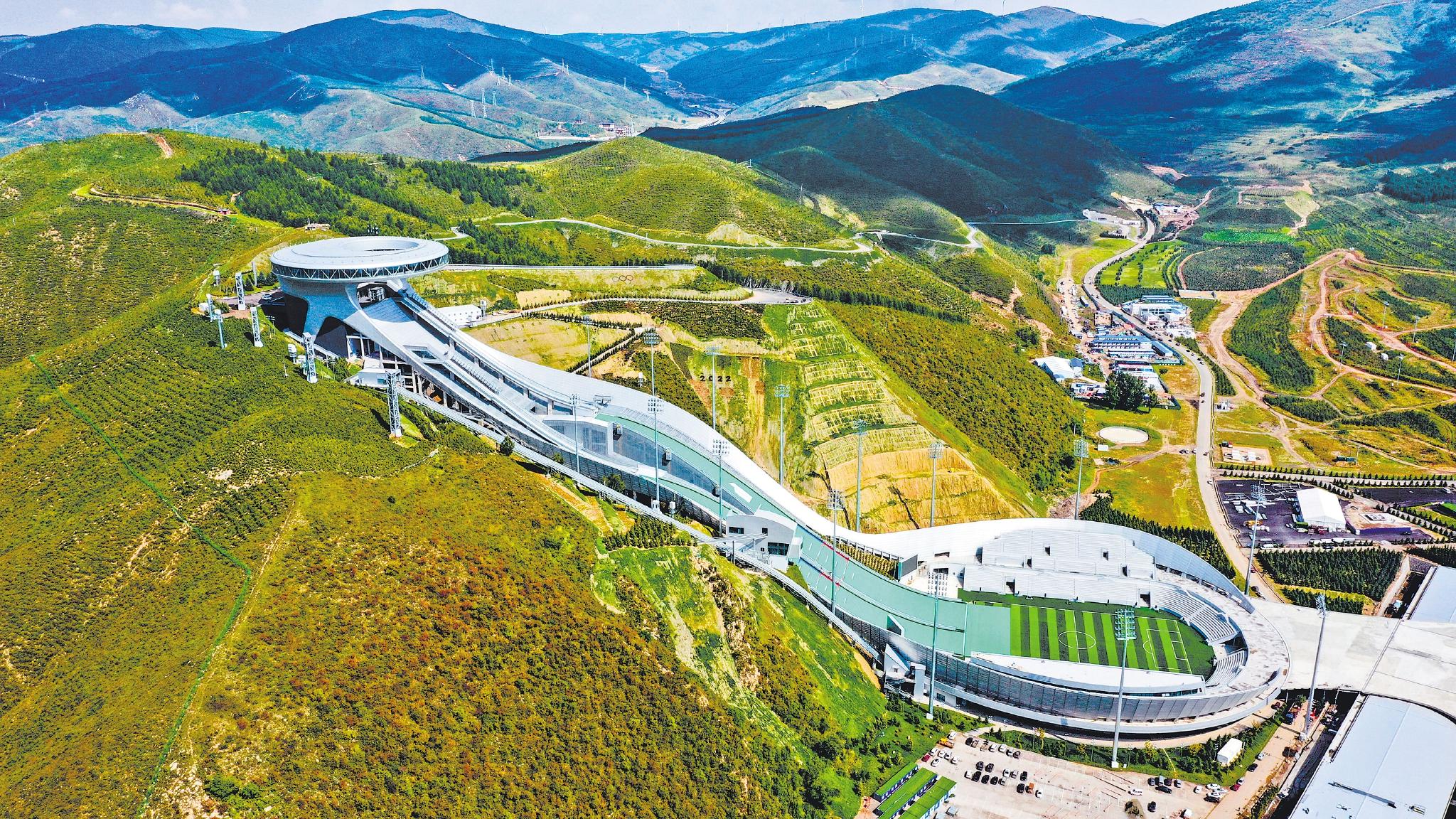 无人机拍摄的国家跳台滑雪中心——"雪如意".