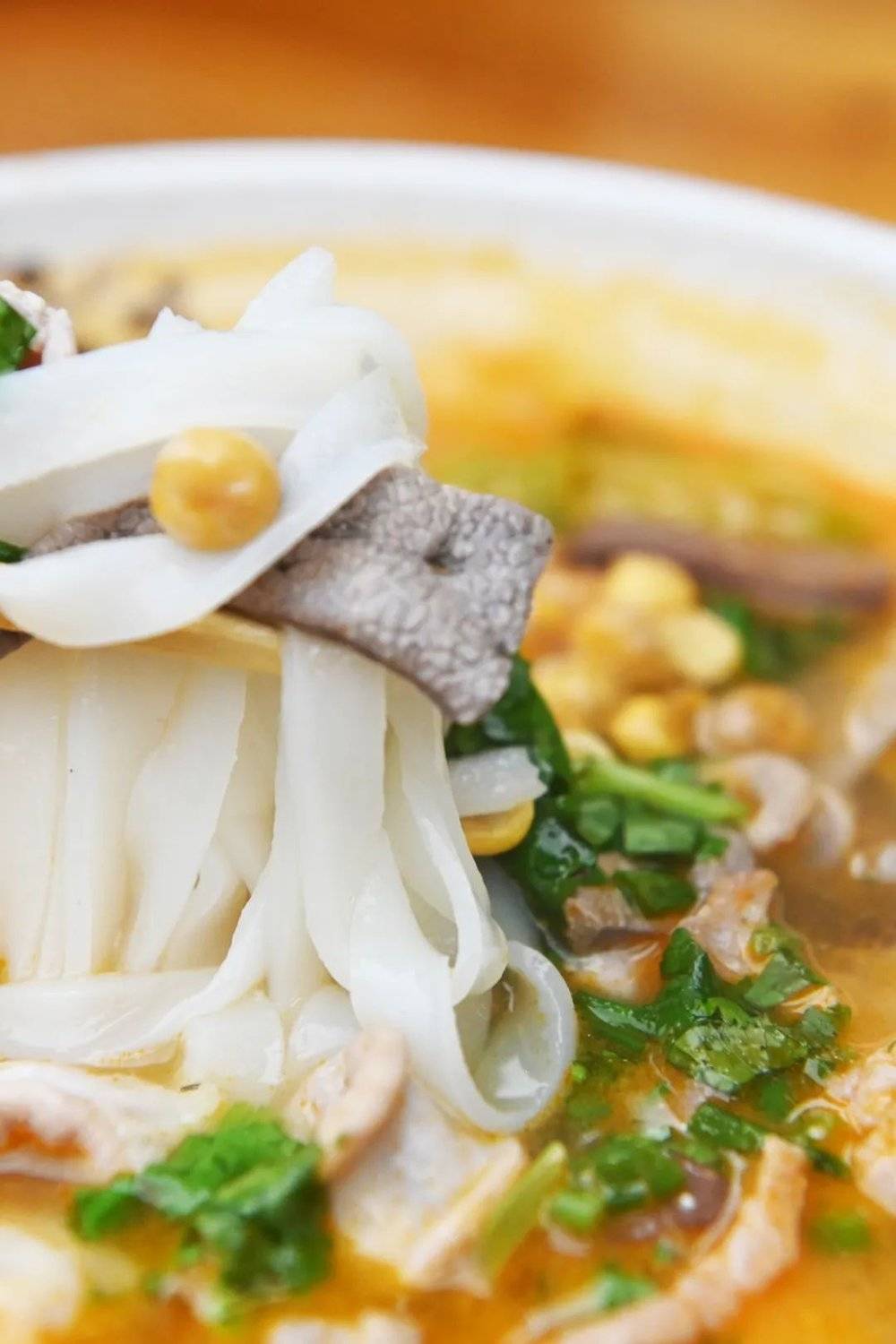 生料煮粉,生料吃起来很鲜美.摄影/陆宇堃