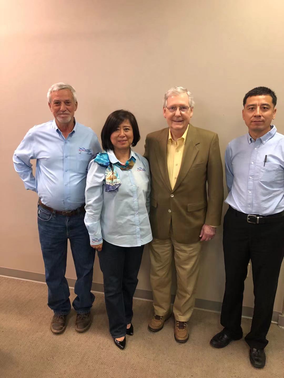  图为项目总裁Angie Yu与参议院共和党主席 Mitch McConnell合影