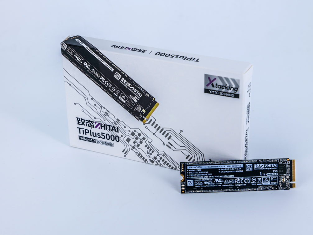 　　长江存储致态TiPlus5000