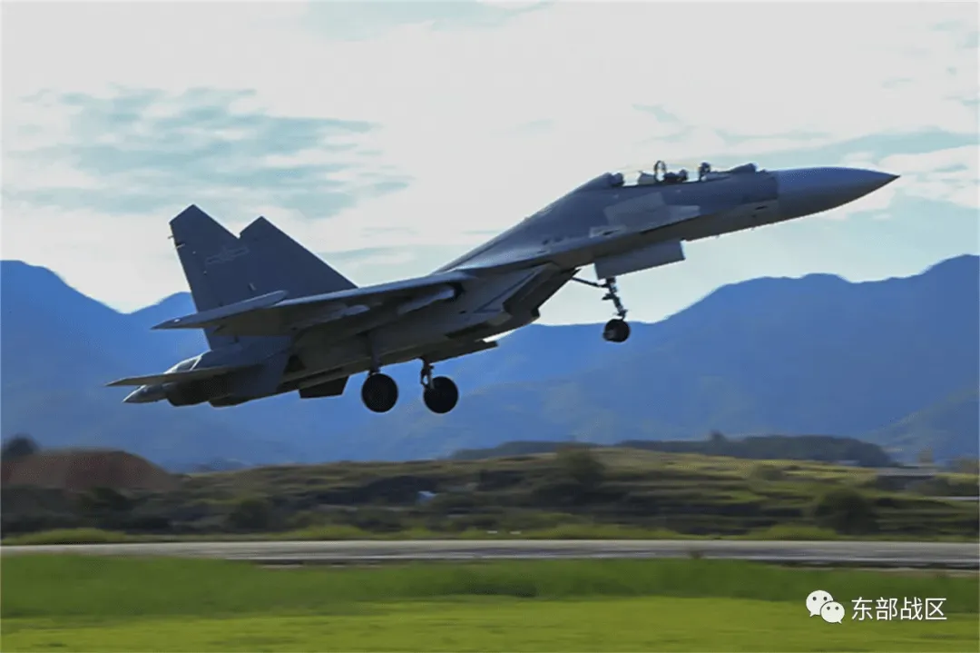 东部战区某部歼-16战机
