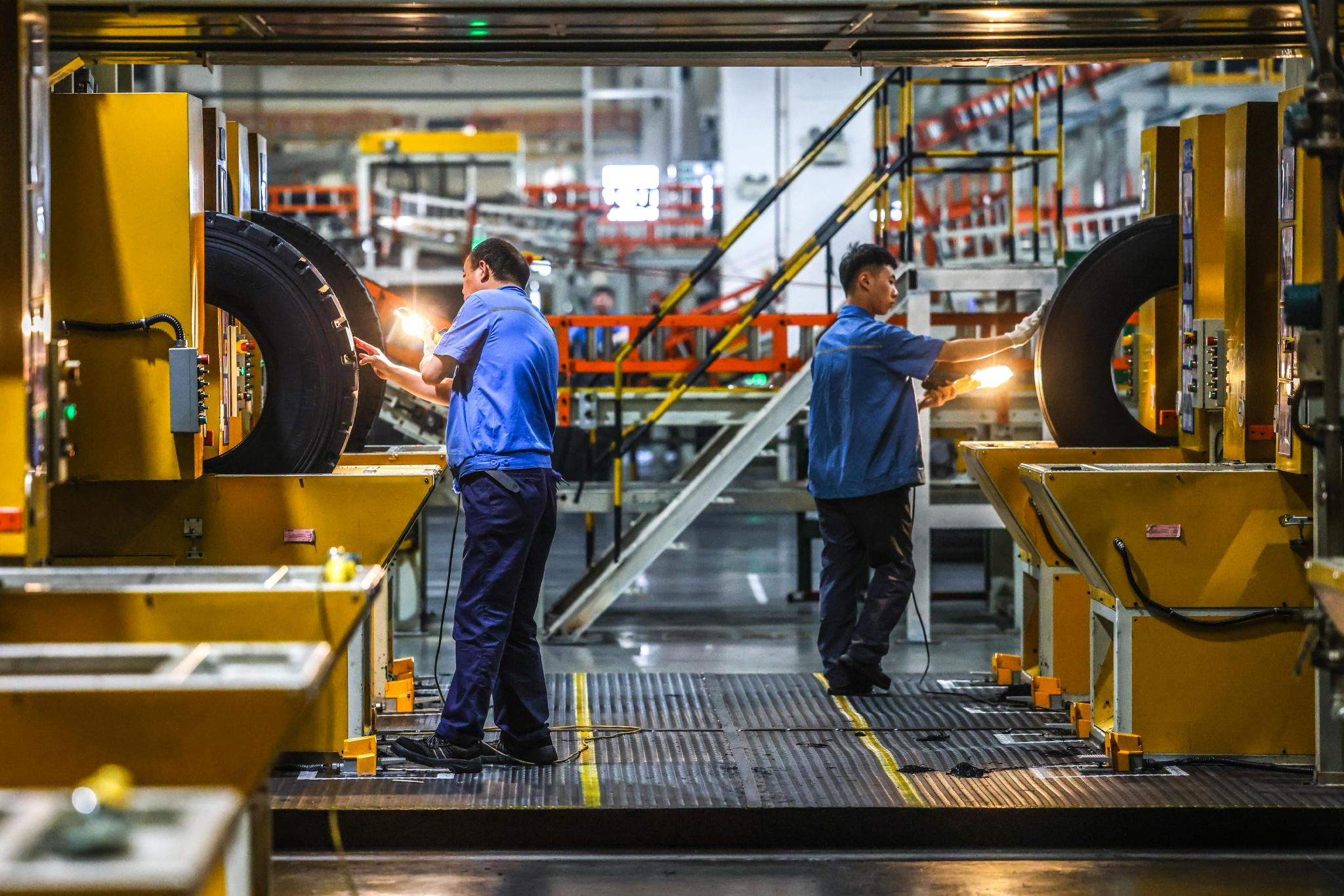 5月17日,贵州轮胎股份有限公司"5g全连接工厂"的检验区内.