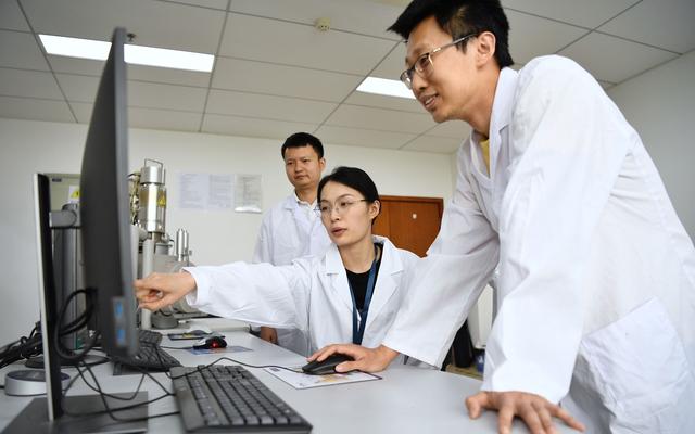 4月28日,中国核动力研究设计院核燃料组件研发团队青年研发人员在