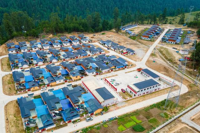 这是5月29日拍摄的西藏林芝市察隅县上察隅镇岗藏村(无人机照片).