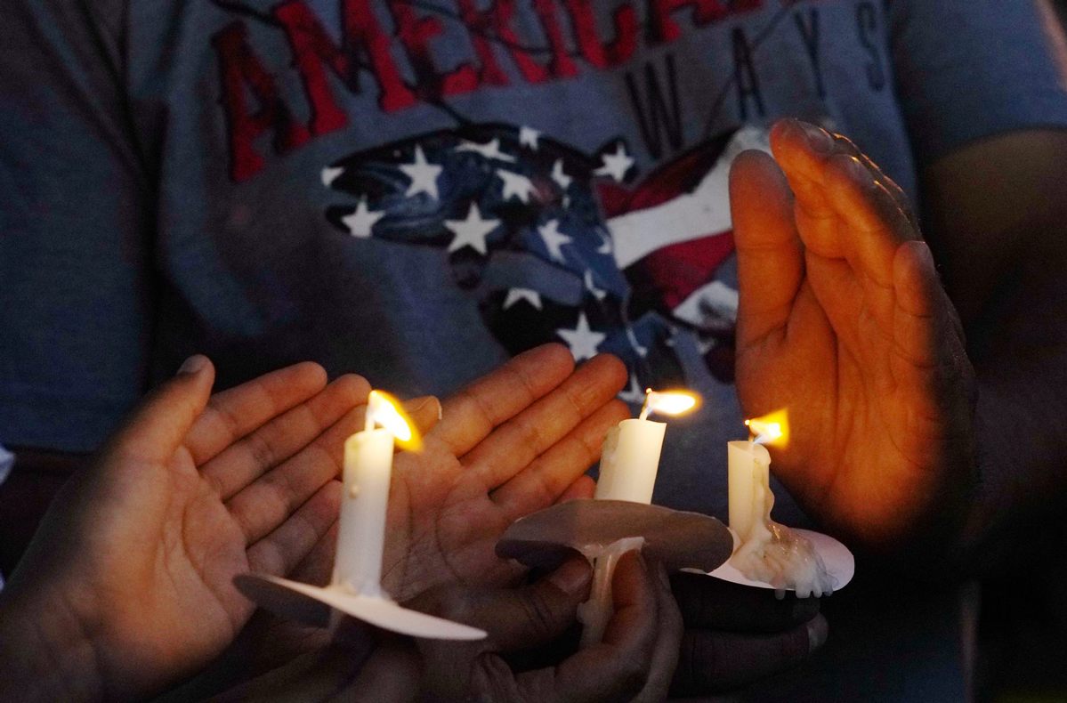 当地时间5月29日，在美国得克萨斯州乌瓦尔德市的城市广场，市民为枪击事件遇害者守夜。（图片来源：新华社）