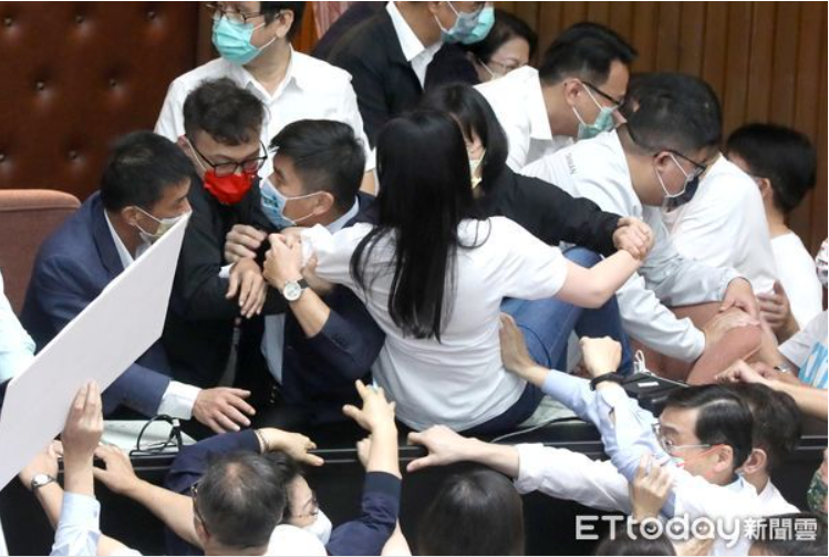 台媒：蓝绿“立委”昨在“立法院”打架，今3名“绿委”新冠快筛呈阳性