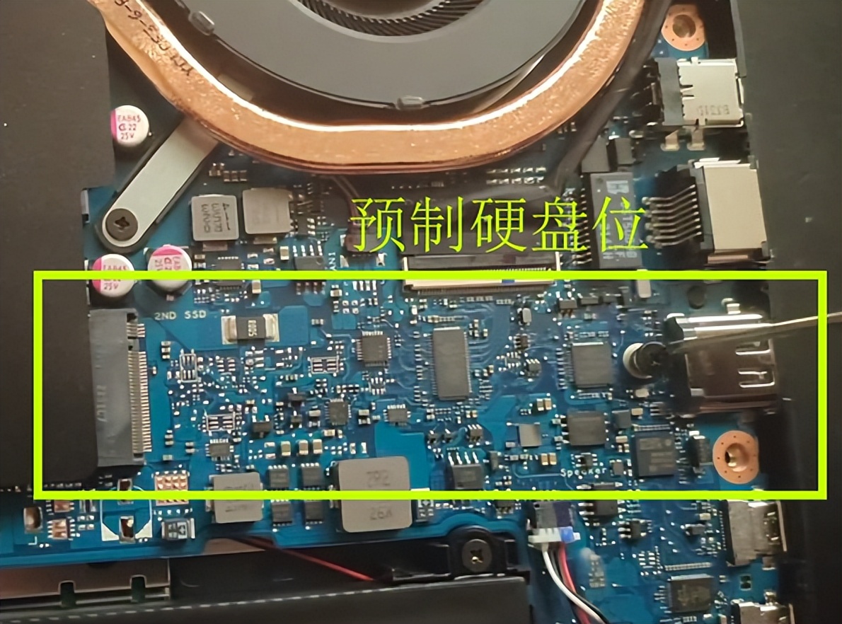 　　拧下预制硬盘位上原有的螺丝，这台机器并没有屏蔽罩