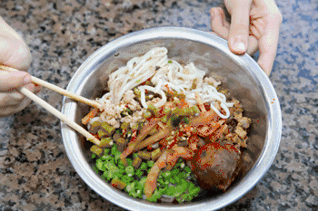 融安虑粉，边摇边虑进热锅里。/视频截图