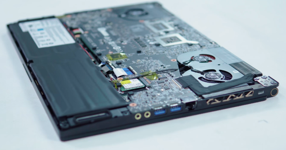 　　主板倒置型笔记本电脑微星GS65，安装固态硬盘需要先拆下主板