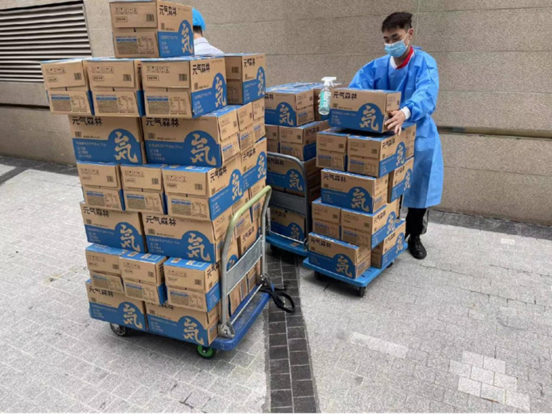 元气森林工作人员将饮料配送给百余家餐饮企业(图)