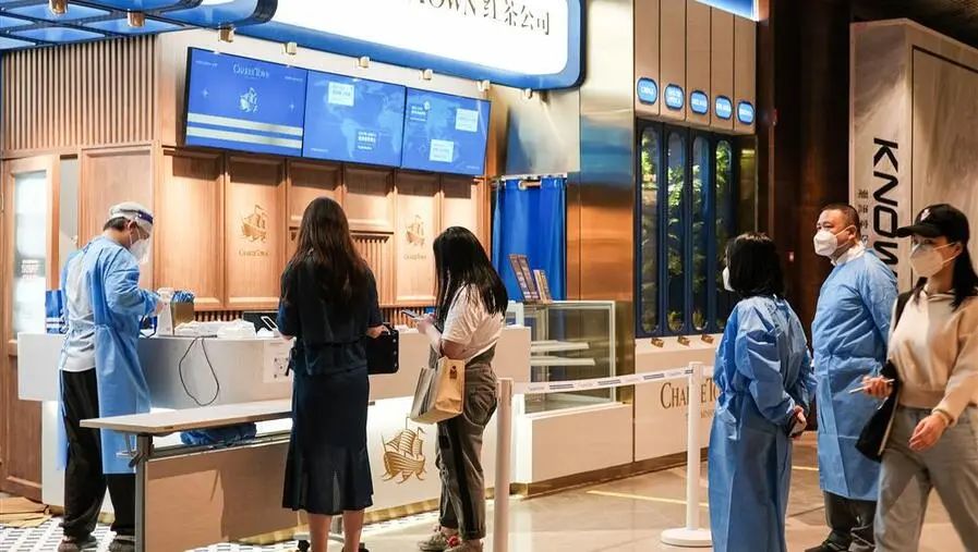 消费者在大洋晶典天安千树商场中购物.采访对象提供(下同)