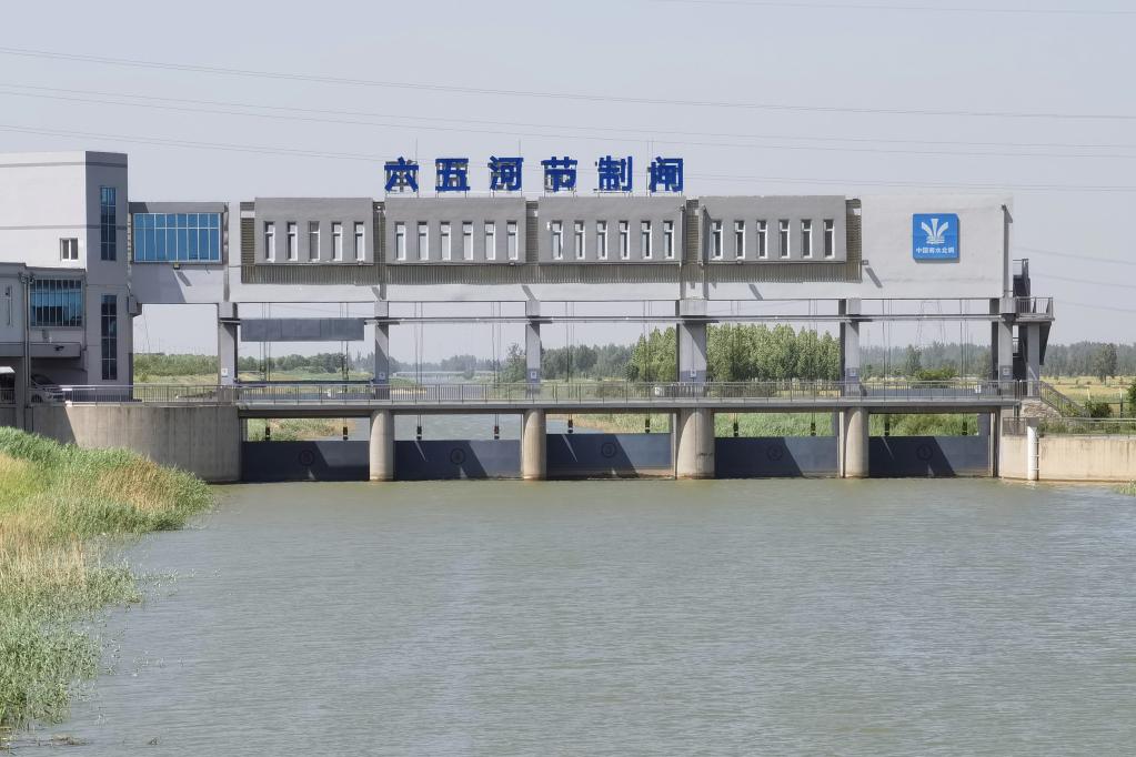 东线北延应急供水工程六五河节制闸(南水北调集团供图)