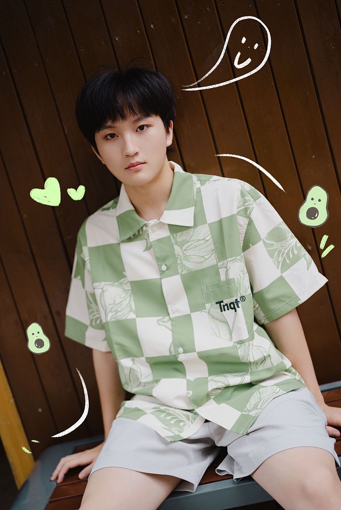 赵冠羽六一儿童节童趣涂鸦写真公开穿绿色印花衬衫清新元气