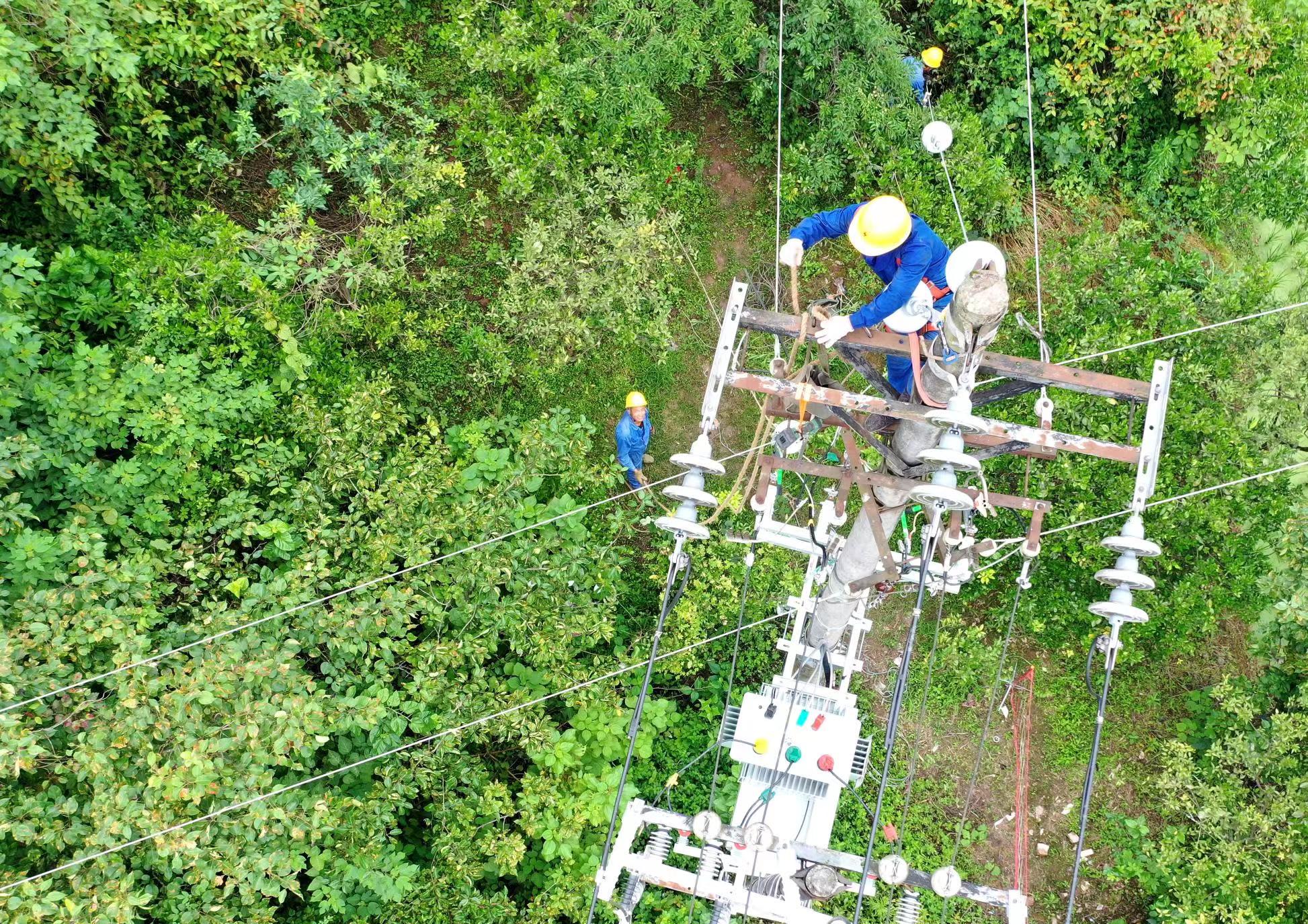 图:电力工人正在进行10千伏线路搭头工作