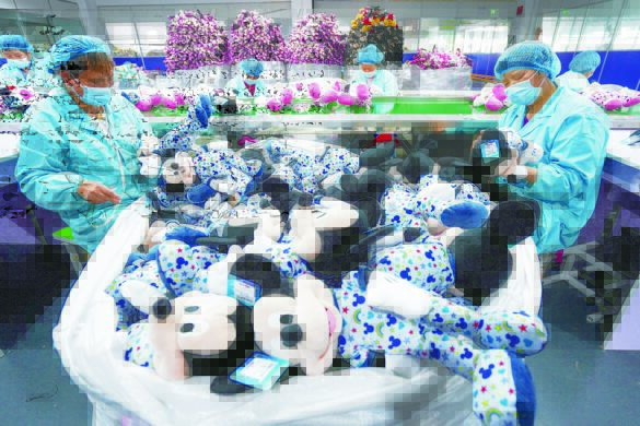 在扬州市邗江区雅伦玩具有限公司,工人在生产车间加工毛绒玩具(5