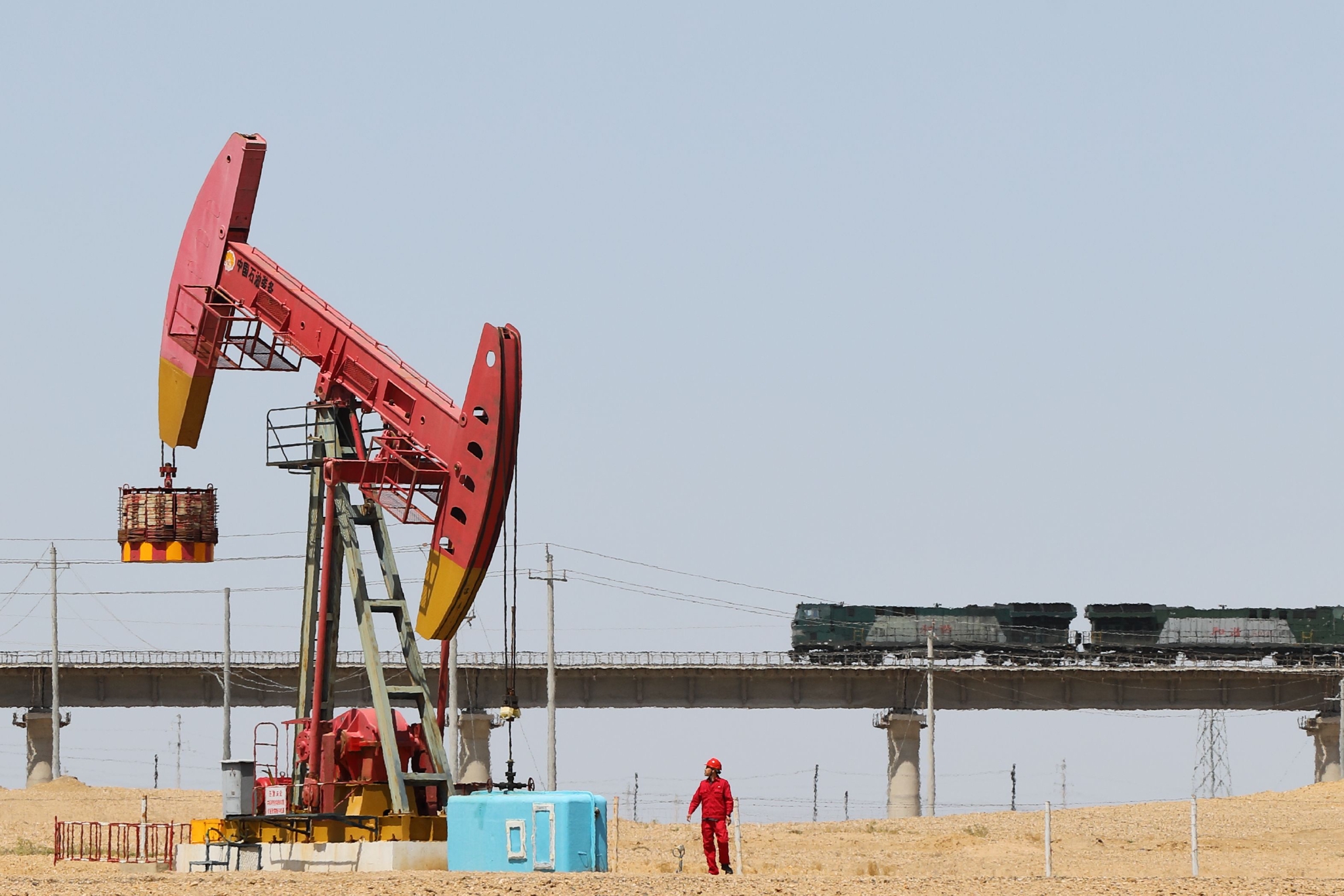 开发建设中的中国石油玛湖油田 张睿 摄