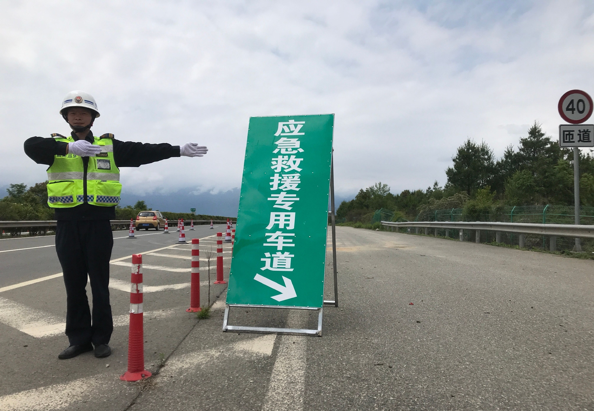 1级地震:多条道路中断 通往芦山,天全,宝兴货车交通管制 雅西高速双向