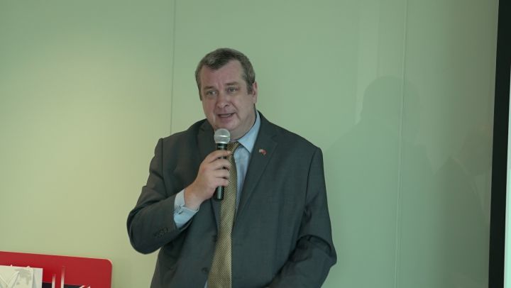 　　(英国驻广州总领事馆、英国国际贸易部驻华医疗总监Mike McCourt)