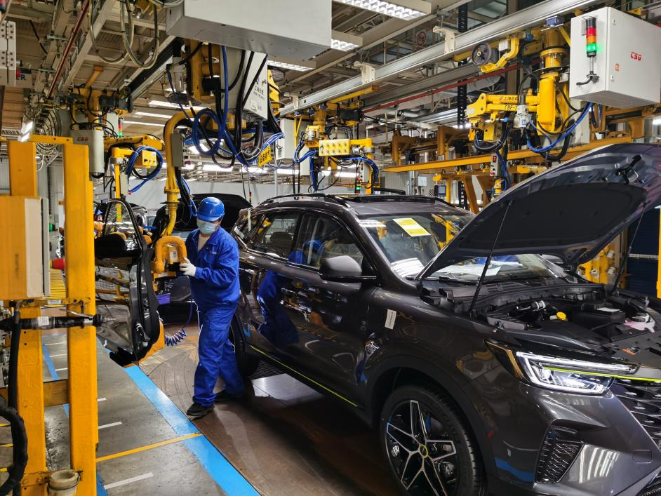 复工复产后,上汽乘用车临港生产基地的员工在生产线上作业.